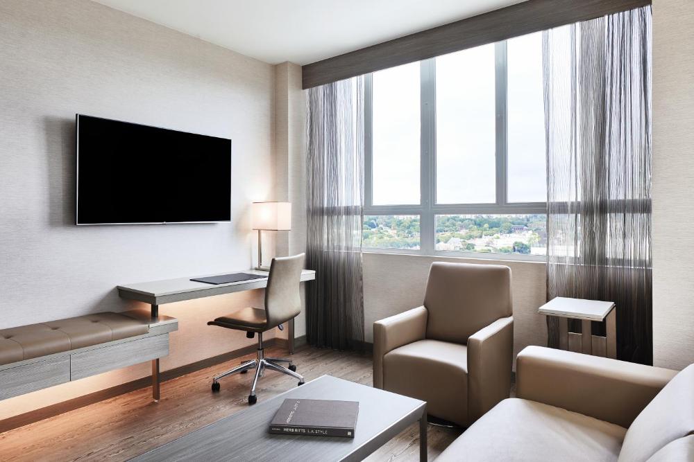 One-Bedroom King Suite with Sofa Bed and City View - Mobility Accessible with Roll-in Shower interior